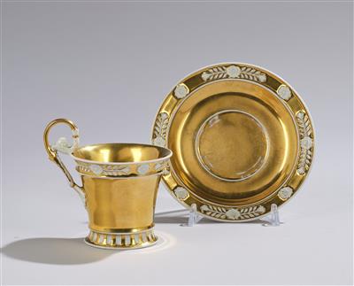 Goldene Tasse mit Untertasse, Wien, - Glass and Porcelain Christmas Auction