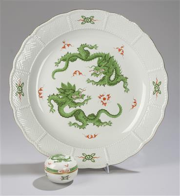 Große Platte und Deckeldose mit grünem Ming-Drachen, Meißen, - Glas und Porzellan Weihnachtsauktion