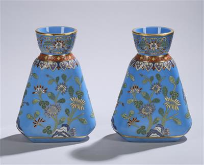 Paar hellblaue Steinglas-Vasen, Böhmen, - Glas und Porzellan Weihnachtsauktion