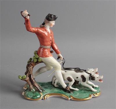 Piquer mit Peitsche und 2 Jagdhunden an der Leine, bekleidet mit Dreispitz und roter Jacke, - Sklo a porcelán