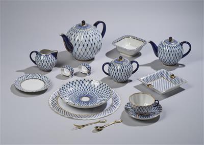 Russisches Teeservice mit Dessertgabeln und Löffeln sowie Stoffdeckerl mit blau und gold gesticktem Muster, - Glass and Porcelain Christmas Auction