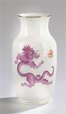 Vase mit lila Ming-Drachen, Meißen, - Sklo a porcelán