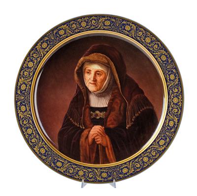 Sehr große Porzellan-Platte mit dem farbig gemalten Porträt von Rembrandts Mutter als "Prophetin Anna", - Glas & Porzellan