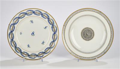 2 verschiedene Dekor-Teller, Kaiserliche Manufaktur Wien, 1785 und 1840, - Glas & Porzellan
