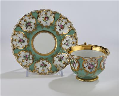 Teetasse mit Untertasse und bunt gemalten Blumengehängen in Goldreserven, Böhmen, - Glass and Porcelain