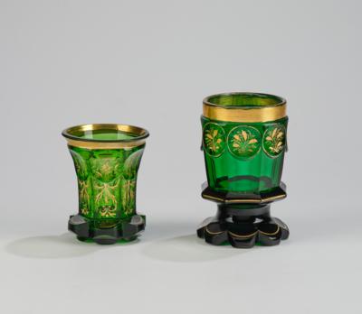 2 Sockelbecher grün-gold, Böhmen um 1840 und 1880, - Sklo a Porcelán