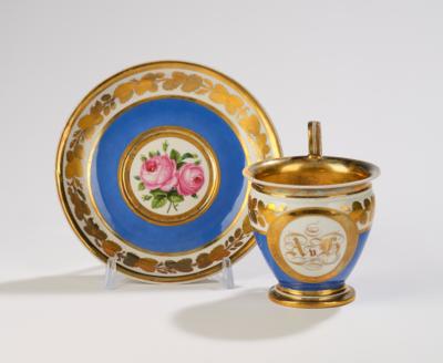 Bauchige Tasse mit Rosen-Untertasse, Kaiserliche Manufaktur Wien, 1823, - Glas und Porzellan