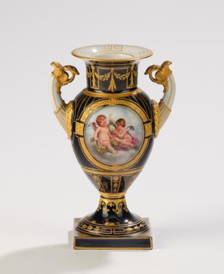 Kleine Vase mit Amoretten, KPM Berlin um 1911, - Glas und Porzellan