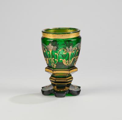 Sockelbecher grün-gold, Böhmen um 1880, - Glas und Porzellan