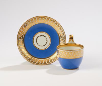 Tasse und Untertasse mit goldenem Schlingenfries, Kaiserliche Manufaktur Wien, 1823, - Glas und Porzellan