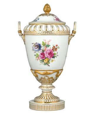 Vase mit Deckel auf Sockel, "Weimarer-Form", KPM-Berlin, - Sklo a porcelán