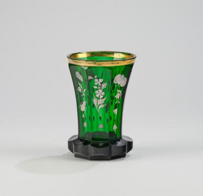 Sockelbecher grün-gold, Böhmen um 1880, - Sklo a porcelán