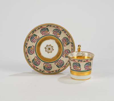 Tasse und Untertasse mit Stoffdesign, Kaiserliche Manufaktur Wien 1813, - Glass & Porcelain