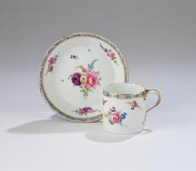 Kaffeetasse und Untertasse mit Vergißmeinnicht-Bordüren, Meißen Marcolinizeit 1774-1780, - Glass and Porcelain