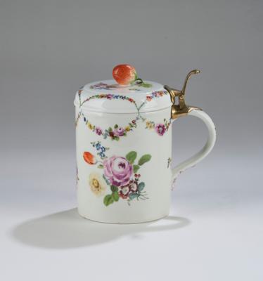 Porzellan-Humpen mit Erdbeerknauf und Gelbmetallmontierung, Meißen um 1760, - Sklo a porcelán