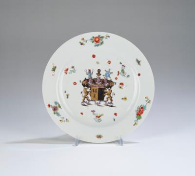 Teller mit großem Wappen der Freiherren von Seydewitz, - Glass and Porcelain
