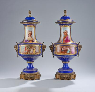 Paar Prunkdeckelvasen im Sèvres Stil, - Glass and Porcelain