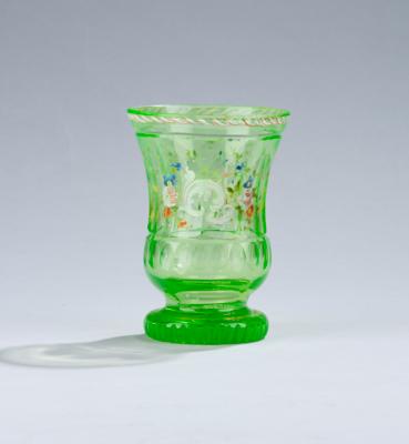 Uranglas-Fußbecher, Böhmen, 19. Jh., - Glass and Porcelain