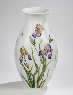 Bodenvase mit lila Schwertlilien und Schmetterlingen, Augarten, - Glass and Porcelain