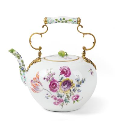 Große Teekanne mit Deckel und "bronze doré" Montierung, Meißen, - Glass and Porcelain