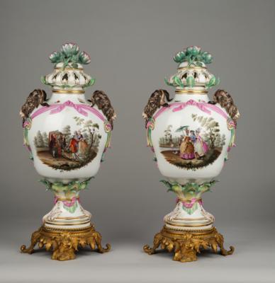 Paar großer Potpourri Vasen mit Watteauszenen, KPM Berlin letztes Drittel des 19. Jhs., - Sklo a porcelán
