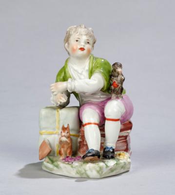 Sitzender Knabe mit einem Affen, Kaiserliche Manufaktur, Wien um 1755, - Sklo a porcelán