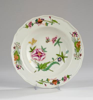 Tiefer Teller mit ostasiatischem Dekor, Kaiserliche Manufaktur, Wien um 1765/70, - Glass and Porcelain
