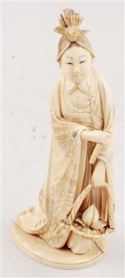 Okimono einer Frau mit Korb mit Pfirsich, - Antiquitäten - Uhren, Metallarbeiten, Asiatika, Fayencen, Volkskunst, Skulpturen