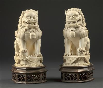 Pair of Chinese Buddhist lions, - Antiques: Clocks, Metalwork, Asiatica, Faience, Folk art, Sculptures