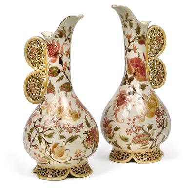 A pair of ornamented jugs, - Antiquariato - orologi, sculture, maioliche, arte popolare