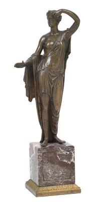 Antikisierende weibliche Statuette, - Antiquitäten (Uhren, Skulpturen, Metallarbeiten, Fayencen, Volkskunst, Silber)