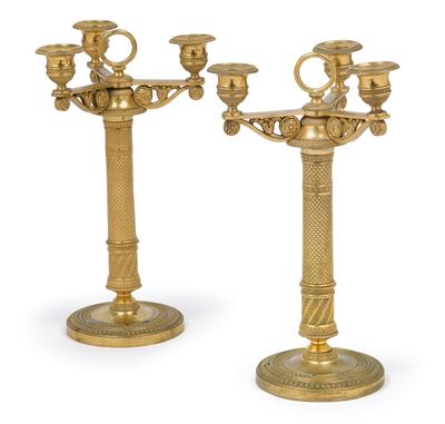 Paar dreiflammige Kerzenleuchter, - Antiquitäten (Uhren, Skulpturen, Metallarbeiten, Fayencen, Volkskunst, Silber)