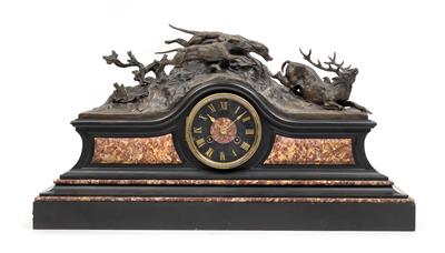 A Historism Period marble mantle clock "The Hunt" - Orologi, metalli lavorati, arte popolare e ceramica faentina, sculture  +Strumenti scientifici e globi d'epoca