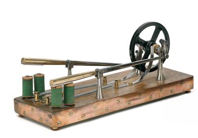 A c. 1900 electric Motor - Orologi, metalli lavorati, arte popolare e ceramica faentina, sculture  +Strumenti scientifici e globi d'epoca