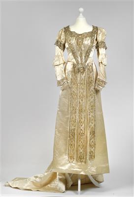 From the estate of the Viennese diseuse, Emmy Emmanoff (b. 1900 Vienna) and heirs –  a day dress, - Clocks, Metalwork, Faience, Folk Art, Sculptures +Antique Scientific Instruments and Globes