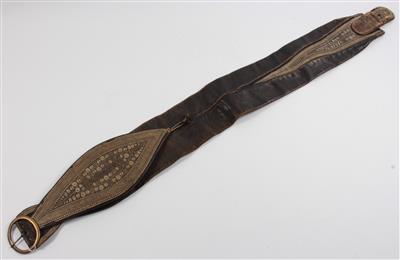 A peacock quill embroidered belt, - Antiquariato - orologi, sculture, maioliche, arte popolare