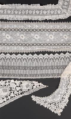 A collection of lace, - Starožitnosti