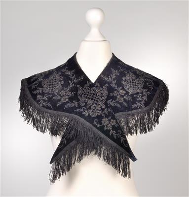 A shawl, - Antiquariato - orologi, sculture, maioliche, arte popolare