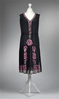 A flapper dress, - Antiques: Clocks, Sculpture, Faience, Folk Art, Vintage