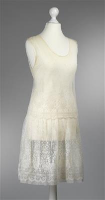 A net lace dress, - Antiquariato - orologi, sculture, maioliche, arte popolare