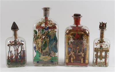 Four folk art scenes in bottles, - Antiques: Clocks, Sculpture, Faience, Folk Art, Vintage