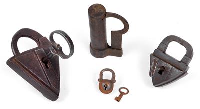 4 padlocks, - Antiquariato - orologi, vintage, arte asiatica, maioliche, arte popolare, sculture
