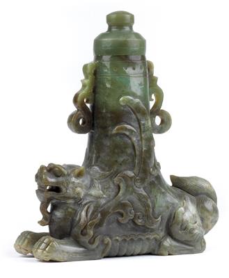 A vessel and cover with foot in the shape of a fabled being, China, 20th century - Arte e antiquariato