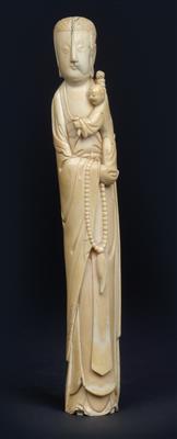 An ivory figure of Guanyin with child, China, late 18th century - Umění a starožitnosti