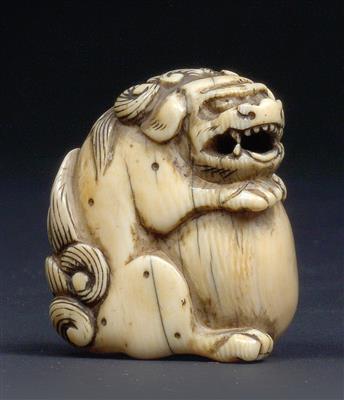An ivory netsuke of a shishi with ball, Japan, late 18th/ early 19th century - Arte e antiquariato