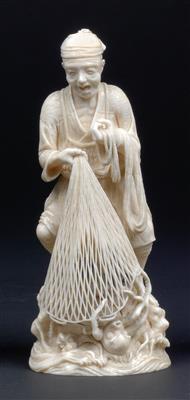 An ivory okimono of a fisherman with net, Japan, Meiji period, signed - Umění a starožitnosti