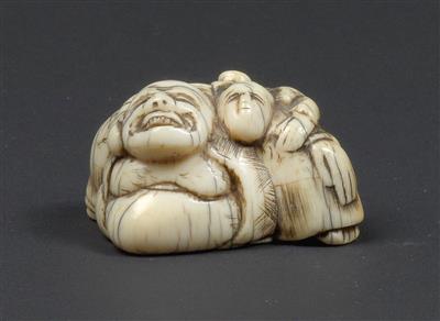 Netsuke des Hotei mit karako, Japan, 19. Jh. - Uhren, Metallarbeiten, Asiatika, Fayencen, Skulpturen, Volkskunst