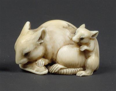 An ivory netsuke of a mouse eating and a baby mouse, Japan, 19th cent., signed Tomokazu - Umění a starožitnosti