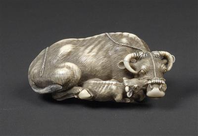 An ivory netsuke a cow resting with a calf, Japan, Kyoto, late 18th cent., signed Tomotada - Umění a starožitnosti