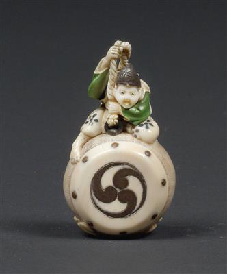 An ivory netsuke of a courtier seated on a drum, Japan, Meiji Period, signed Gyokuzan - Umění a starožitnosti